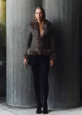 Chaqueta efecto ante color gris oscuro con detalles de pelo sintético en el cuello, solapas, puños y dobladillo. Diseño entallado de manga larga con cierre frontal de ganchos ocultos.