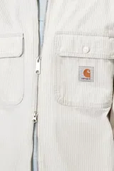 Sobrecamisa Carhartt WIP modelo Mercer Shirt Jac, color gris con diseño a rayas finas verticales. Cuenta con cierre frontal de cremallera, bolsillos frontales con solapa y botón, y parche con el logo de la marca en el pecho.