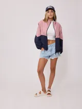 Campera rompevientos Rusty de nylon, color rosa y azul marino, con cierre frontal y puños elastizados.