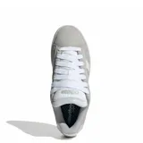 Championes urbanos Adidas modelo Grand Court Alpha, color gris con detalles en blanco. Presentan un diseño inspirado en el tenis clásico, confeccionados en material sintético tipo nobuk, con las icónicas tres tiras laterales, cierre de cordones y suela de goma con tecnología Cloudfoam para mayor amortiguación.
