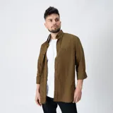 Camisa Wrangler regular fit con estampado a cuadros en tonos ocre y negro. Confeccionada en algodón, de manga larga con puños abotonados y bolsillo en el pecho con logo bordado.