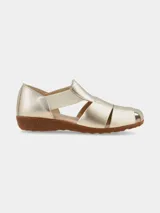 Sandalia tipo cangrejera de cuero dorado, con tiras entrelazadas, detalles elásticos laterales y suela flexible de TR con efecto de corcho.