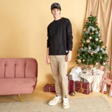 Pantalón de jogging color beige con bolsillos cargo con solapa.