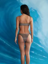 Top de bikini con tirantes finos para anudar en los hombros, escote en V con frunce central y lazo ajustable.