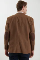 Saco de vestir marrón de corte clásico, con solapas de muesca, cierre de dos botones, bolsillo en el pecho y bolsillos laterales con solapa.