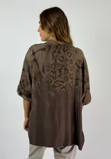 Camisa beige con estampado animal print en tonos marrones, de corte holgado y manga 3/4.