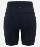 Bermuda ciclista de microfibra color azul, con ajuste al cuerpo y bolsillo lateral funcional. Diseño deportivo de tiro alto.