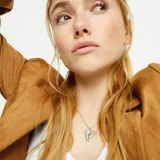 Collar corto plateado con dije de alas.