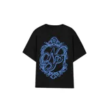 Camiseta oversize negra de manga corta, con gran estampado en la espalda de diseño ornamental en tono azul con iniciales y motivos florales.