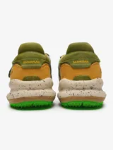 Zapatillas Satorisan modelo Chacrona Lin.Ela., color verde militar con detalles en mostaza y suela speckle con tacos de goma verde. Presentan cierre de velcro con aplique en forma de corazón y diseño de estilo técnico.