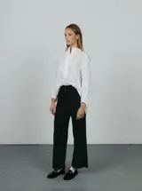 Pantalón negro de pana de corte recto y tiro alto.