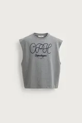 Camiseta tank gris melange de corte relaxed fit, con cuello redondo y mangas sisa. Cuenta con un bordado frontal contrastante con la inscripción "CPH Copenhagen" y bajo asimétrico con aberturas laterales.