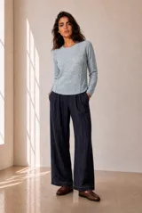 Sweater de punto celeste melange, con cuello redondo, manga larga y costuras decorativas frontales.