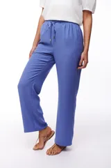 Pantalón de vestir azul con corte recto, cintura alta con lazo ajustable y bolsillos laterales.