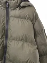 Campera puffer negra con capucha y cierre frontal.