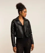 Campera biker de poliuretano color marrón oscuro, con cuello con solapas, cierre frontal de cremallera metálica, bolsillos laterales con cierre y detalles de botones a presión.