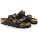 Sandalias Birkenstock modelo Arizona, color marrón oscuro, con doble tira ajustable con hebillas metálicas y plantilla anatómica de corcho.