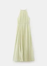 Vestido midi plisado color amarillo claro, con cuello halter y detalle fruncido, diseño sin mangas y cintura entallada.