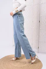 Jeans wide leg de tiro alto en color celeste claro, con corte recto y aberturas laterales en los bajos.