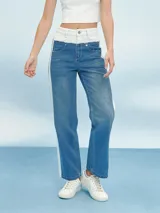 Pantalón de jean azul con cintura clara y una franja blanca vertical en los laterales.