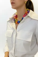 Collar corto de cuentas de resina brillante multicolor, con cierre de mosquetón y cadena regulable.