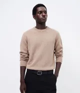 Suéter masculino de cuello redondo y manga larga, confeccionado en tejido fleece con textura suave. Presenta puños y ruedo acanalados, con un diseño básico y liso.