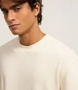 Remera color arena de corte relaxed, confeccionada en algodón texturizado.