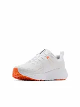 Championes de trekking y senderismo Columbia Konos Trs Omni-Max para hombre, de color blanco con suela naranja y detalles en gris. Empeine de malla técnica transpirable con sobrecapas sin costuras, sistema Navic Fit para mayor sujeción en el mediopié, mediasuela Techlite+ y suela Adapt Trax para tracción óptima en todo terreno.