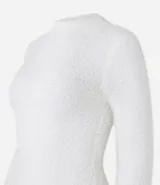Suéter corto de punto liviano color blanco, con cuello alto y mangas largas.