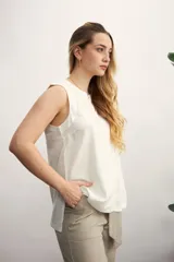 Blusa sin mangas color rosado con cuello redondo y corte holgado.