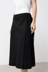 Falda midi cruzada color negro, confeccionada en lino.