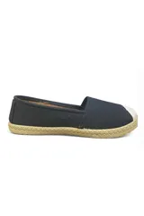 Panchas modelo FE110 de color camel, con puntera tejida texturizada y suela de yute trenzado.