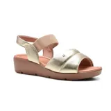 Sandalias de cuero negro con plataforma baja y tira trasera ajustable. La tira delantera es acolchada y tiene un detalle metálico. La tira del empeine es elástica con diseño geométrico en blanco y negro.