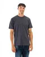 Remera de corte clásico con cuello redondo, confeccionada en algodón preencogido para mayor durabilidad y comodidad.