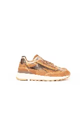 Championes deportivos en tonos marrón y caramelo con estampado de serpiente y detalles en charol. Cuenta con cordones marrones y suela de goma blanca con base dentada.