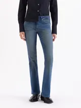 Jeans de corte oxford con tiro medio, ajustado en muslos y rodillas con apertura hacia el ruedo. Presenta un lavado matizado con efecto vintage y costuras en tono contrastante.