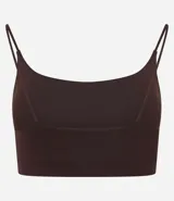 Top deportivo de tirantes finos, color marrón oscuro, con escote cuadrado y ajuste al cuerpo.
