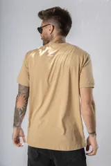 Remera de algodón color verde agua, con cuello redondo, mangas cortas y un bolsillo frontal en el pecho.