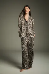 Camisa de satén con estampado animal print de leopardo, de corte holgado, con cuello solapa y cierre frontal de botones.