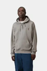 Hoodie Carhartt WIP modelo Hooded Nelson Sweat color gris, con capucha ajustable con cordón, bolsillo tipo canguro frontal y parche con el logo de la marca bordado en el pecho.
