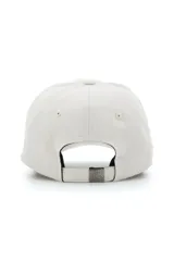 Gorra beige con visera curva y cierre ajustable en la parte trasera, con parche bordado del logotipo de un pingüino en el panel frontal.