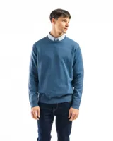 Buzo de punto liso color negro, con cuello redondo y puños y ruedo acanalados. Se lleva sobre una camisa celeste de vestir.