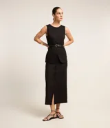 Pollera midi negra de lino con botones forrados en la parte delantera y abertura en el ruedo.