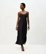 Vestido midi evasê Cortelle de viscosa color negro, con tirantes finos, escote corazón y corte en línea A.