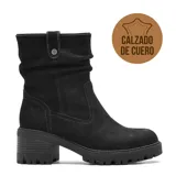 Bota de caña media confeccionada en cuero, con diseño de efecto arrugado en la parte superior y detalle de tira con botón a presión. Cuenta con taco cuadrado de altura media y suela track dentada.