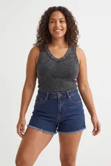 Short de denim azul de talle alto con dobladillo desmechado y bolsillos delanteros y traseros.