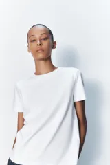 Camiseta de manga corta color rosado, con cuello redondo y corte regular. Confeccionada en tejido de punto interlock elástico y flexible.