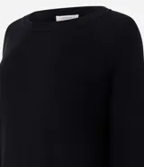 Suéter de punto color celeste, con cuello redondo y mangas largas con puños ajustados. Diseño básico y liso de la marca Marfinno.
