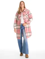 Sobrecamisa larga de tejido soft con estampado a cuadros en tonos beige, rosa y gris. Presenta cuello con solapa, cierre frontal con botones, bolsillos aplicados en el pecho y mangas largas con puños abotonados.