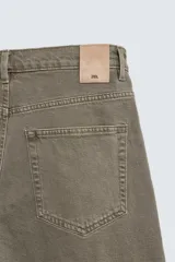 Bermuda de denim de algodón, color verde claro lavado, de corte recto y tiro medio. Presenta cinco bolsillos y cierre frontal con cremallera y botón.